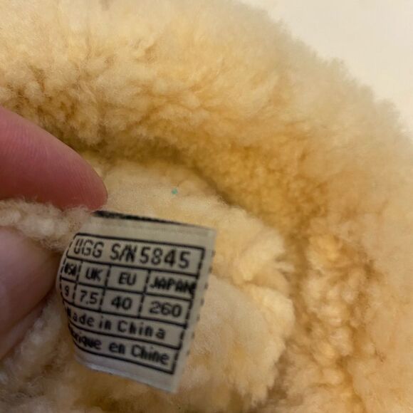 Ugg classic short 11.5” tall fur beige discoloration - Picture 8 of 8